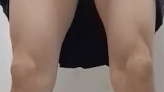 スパッツを履いたまま放尿する男子生徒…。