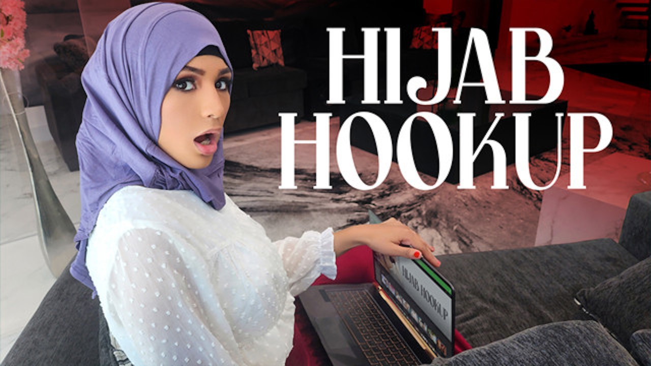 Hijab Girl Nina a grandi en regardant des films américains et est obsédée  par la devenir reine du bal