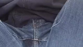 ジーパンを履いたままお漏らしをした男性。しかも2回も出しちゃった・・・