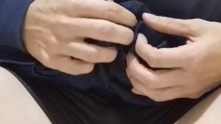 女装男子がおしっこ我慢していたけど、スパッツのままお漏らししちゃった・・・