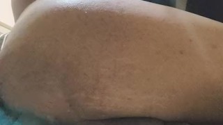 Disfruto tanto mi dildo que gimo como una perra