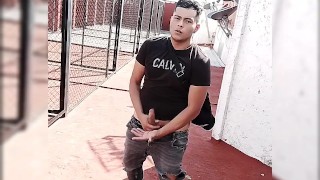 Sacándome la verga para darme gusto