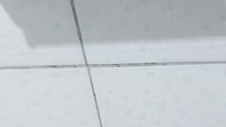 MORENA SAFADA LIMPANDO ESPELHO DO BANHEIRO COM SEU DECOTE SALIENTE/brunette cleaning mirror showing