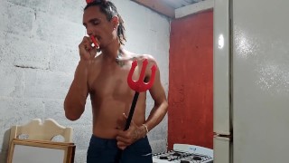 En halloween casi llega el orgasmo, Raba Erre es un diablito encantado