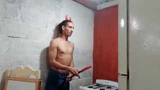 En halloween casi llega el orgasmo, Raba Erre es un diablito encantado
