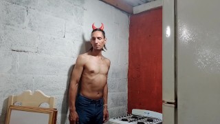 En halloween casi llega el orgasmo, Raba Erre es un diablito encantado