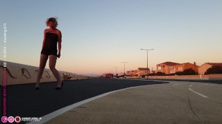 Shooting photo d'une milf sexy qui rentre de soirée