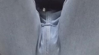水色のジーパンを履いた男性がおしっこを我慢していたけ結局・・・お漏らししてしまいました・・・