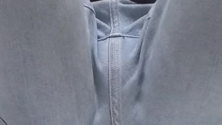 水色のジーパンを履いた男性がおしっこを我慢していたけ結局・・・お漏らししてしまいました・・・