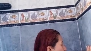 Laura Montenegro juguetona en la ducha