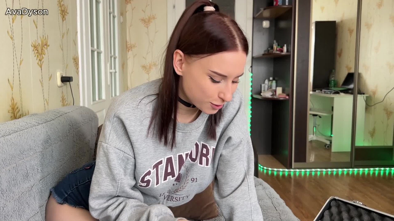 Брюнетка в футболке вышла с приятелем на перекур и отсосала ему