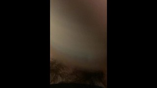 Sa chatte se frotte et mouille sur une bite avant de baiser