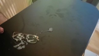 Me corro abundantemente en las gafas.