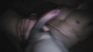 Joven verga llena de leche