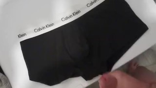 Cum sur mon boxer Calvin Klein