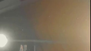 Chico eyacula en espejo