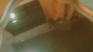 Chico eyacula en espejo
