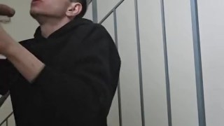 два твинка с большими членами не дошли до квартиры и решили поебатся на лестичной плошпадке