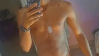 Chico juega con su polla