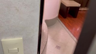 Observo a mi roomie poniéndose minifalda y me la termino cogiendo