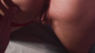 Belle-sœur attend son Beau-frère sur son lit pendant que les parents sont pas la!