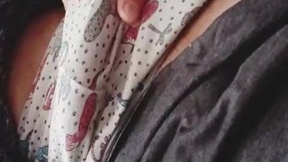 Despierto con la verga dura y juego con ella