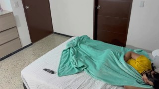 Me follo duro a mi hermanastra mientras toma una