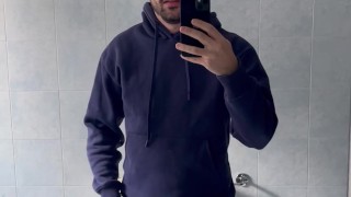 Vestito con solo il cazzo di fuori