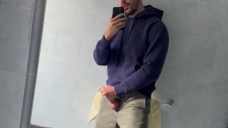 Vestito con solo il cazzo di fuori