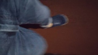 外で歩いていたらおしっこしたくなってそのままお漏らししちゃった・・・【Habang naglalakad ako sa labas, naramdaman kong kailangan kong u】