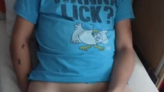 se jala su pene y eyacula rico