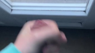 Ejaculation sur vitre d'un minet