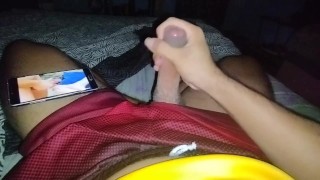 Daddy Gimiendo Y Hablando Sucio mientras se Masturba Viendo Porno Gay