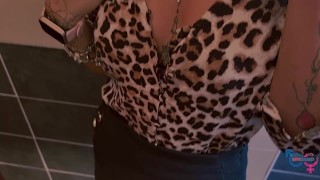 ragazza italiana fa un pompino al marito mentre parla al telefono con la sua migliore amica