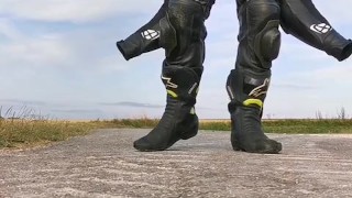 Motard ce branle au bord de la route