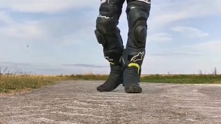 Motard ce branle au bord de la route