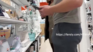 В сексуальном наряде без трусиков в магазине соблазняю продавца