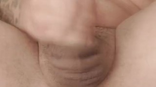 Me masturbo jugando con un juguete en el culo