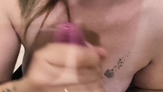 Zoe & Max. Gran explosión de esperma en la cara de Zoe después de una mamada