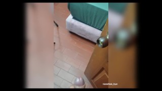 Ups!! Encuentro a mi hermanastra muy caliente y excitada viendo porno.