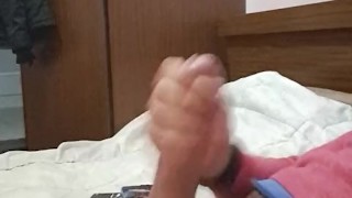 Me tumbó en la cama y comienzo a pajearme