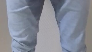 椅子に座って動画を見ている時に催したので我慢していたけど・・・漏れちゃった・・・