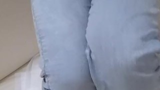 椅子に座って動画を見ている時に催したので我慢していたけど・・・漏れちゃった・・・