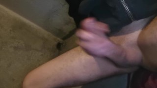Me masturbo en la terraza del edificio de apartamentos