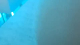 Chilena culona se mete una mano entera dentro de su coño y gime como perra de caliente