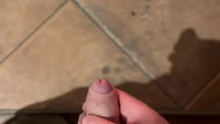 Tajně si hraju se svým pérem v technické místnosti