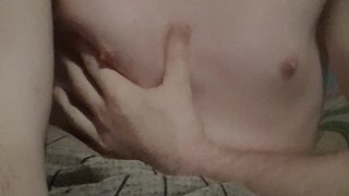 Je joue avec mes petits seins