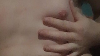 Je joue avec mes petits seins