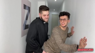 Italiano religioso le arranca los calzones a putito tragón