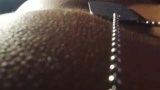 Chico tiene una descarga de semen en su abdomen